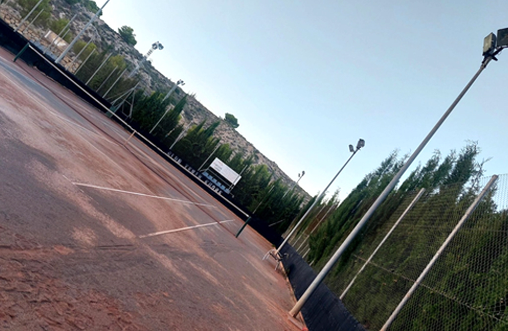 Roban casi seis mil euros de cableado de las pistas de tenis de la Ciudad Deportiva